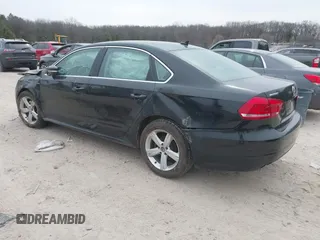 2015 Volkswagen Passat Limited Edition Edition z VIN 1VWAT7A31FC118947, wystawiony jako IAAI lot #41947890 z przebiegiem 156 435 mil mil oraz . Historia ofert i sprzedaży dostępna na DreamBid. Obrazek 3.