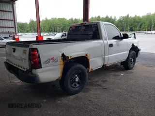 2005 Chevrolet Silverado 1500 LS z VIN 1GCEK14VX5Z305858, wystawiony jako IAAI lot #42437775 z przebiegiem 134 477 mil mil oraz . Historia ofert i sprzedaży dostępna na DreamBid. Obrazek 4.