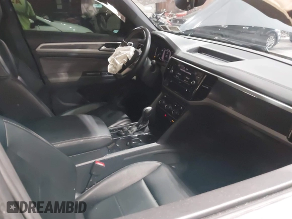 2021 Volkswagen Atlas SEL z VIN 1V2BE2CA6MC203777, wystawiony jako IAAI lot #42507511 z przebiegiem 76 358 mil mil oraz . Historia ofert i sprzedaży dostępna na DreamBid. Obrazek 5.