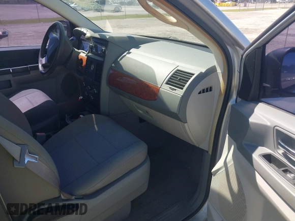 2008 Chrysler Town & Country LX with VIN 2A8HR44H08R696935, listed as a IAAI auction lot 41679669 with 92,276 mi miles. Bid and sale history available at carsss.com. Image 5.
