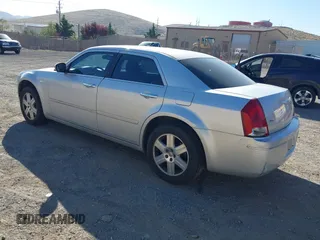 2005 Chrysler 300 z VIN 2C3AK53G25H653389, wystawiony jako IAAI lot #42482526 z przebiegiem 314 939 mil mil oraz . Historia ofert i sprzedaży dostępna na DreamBid. Obrazek 3.