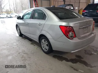 2016 Chevrolet Sonic LT z VIN 1G1JC5SH0G4138189, wystawiony jako IAAI lot #41732801 z przebiegiem 160 903 mil mil oraz . Historia ofert i sprzedaży dostępna na DreamBid. Obrazek 3.