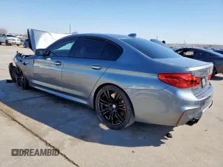 2018 BMW M5 z VIN WBSJF0C50JB282469, wystawiony jako Copart lot #46794335 z przebiegiem Nie podano mil oraz Szkody całkowita. Historia ofert i sprzedaży dostępna na DreamBid. Obrazek 2.