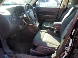 2010 Jeep Patriot Latitude z VIN 1J4NT1GA6AD646990, wystawiony jako Copart lot #47791155 z przebiegiem 131 904 mil mil oraz Czysty tytuł • Clean title. Historia ofert i sprzedaży dostępna na DreamBid. Obrazek 7.