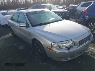 2005 Volvo S80 with VIN YV1TH592051411109, listed as a IAAI auction lot 41373718 with 180,446 mi miles. Bid and sale history available at carsss.com. Image 1.