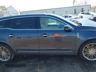 2014 Lincoln MKT EcoBoost z VIN 2LMHJ5ATXEBL57360, wystawiony jako IAAI lot #41976182 z przebiegiem 126 676 mil mil oraz . Historia ofert i sprzedaży dostępna na DreamBid. Obrazek 14.