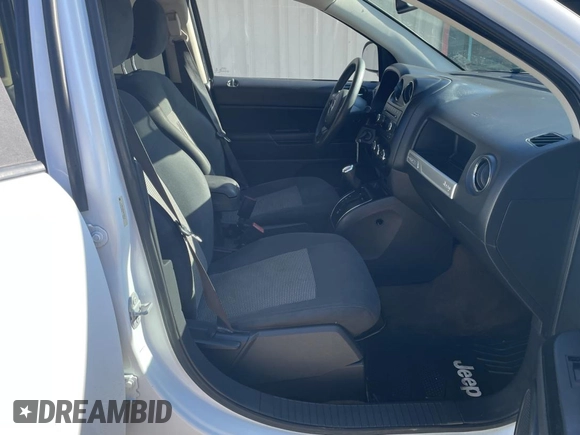 2016 Jeep Compass Sport SE z VIN 1C4NJCBA3GD568160, wystawiony jako Copart lot #85897464 z przebiegiem 174 378 mil mil oraz Czysty tytuł • Clean title. Historia ofert i sprzedaży dostępna na DreamBid. Obrazek 5.