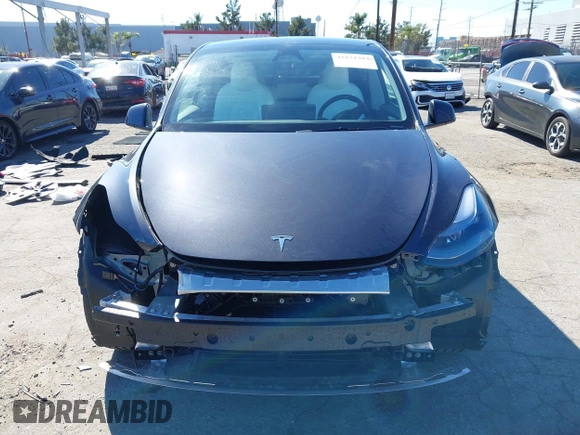2025 Tesla Model Y Long Range z VIN 7SAYGDED0SF314885, wystawiony jako IAAI lot #41871384 z przebiegiem 1 795 mil mil oraz . Historia ofert i sprzedaży dostępna na DreamBid. Obrazek 6.