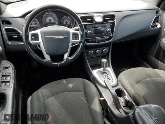 2012 Chrysler 200 Touring z VIN 1C3CCBBB2CN119033, wystawiony jako Copart lot #54691035 z przebiegiem 178 758 mil mil oraz Szkoda całkowita • Salvage title. Historia ofert i sprzedaży dostępna na DreamBid. Obrazek 8.