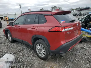 2022 Toyota Corolla Cross LE z VIN 7MUCAAAG6NV027435, wystawiony jako Copart lot #47692545 z przebiegiem 30 376 mil mil oraz Szkody całkowita. Historia ofert i sprzedaży dostępna na DreamBid. Obrazek 2.