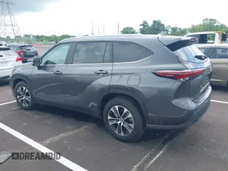 2024 Toyota Highlander LE z VIN 5TDKDRAH3RS543441, wystawiony jako IAAI lot #42429440 z przebiegiem 9 086 mil mil oraz . Historia ofert i sprzedaży dostępna na DreamBid. Obrazek 14.