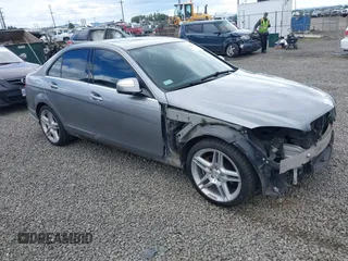 2008 Mercedes-Benz C 300 Sport z VIN WDDGF54X88R014131, wystawiony jako IAAI lot #42322775 z przebiegiem 153 237 mil mil oraz . Historia ofert i sprzedaży dostępna na DreamBid. Obrazek 1.