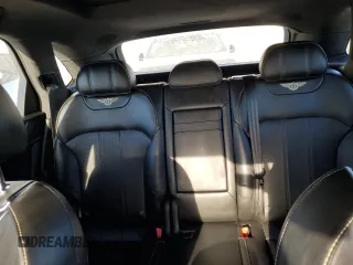 2019 Bentley Bentayga V8 z VIN SJAAM2ZV4KC024727, wystawiony jako Copart lot #80631684 z przebiegiem 38 304 mil mil oraz Nie do naprawy. Historia ofert i sprzedaży dostępna na DreamBid. Obrazek 9.