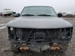 2001 Chevrolet Suburban LS with VIN 3GNEC16T31G203148, listed as a Copart auction lot 42713955 with 323,762 mi miles and Salvage Title. Bid and sale history available at carsss.com. Image 5.