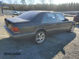 1993 Mercedes-Benz 400 z VIN WDBGA43E5PA107736, wystawiony jako Copart lot #87721115 z przebiegiem 192 418 mil mil oraz Tytuł czysty. Historia ofert i sprzedaży dostępna na DreamBid. Obrazek 3.