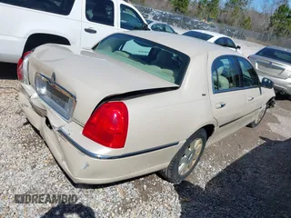 2003 Lincoln Town Car Cartier z VIN 1LNHM83W03Y643441, wystawiony jako IAAI lot #41626585 z przebiegiem 130 785 mil mil oraz . Historia ofert i sprzedaży dostępna na DreamBid. Obrazek 4.
