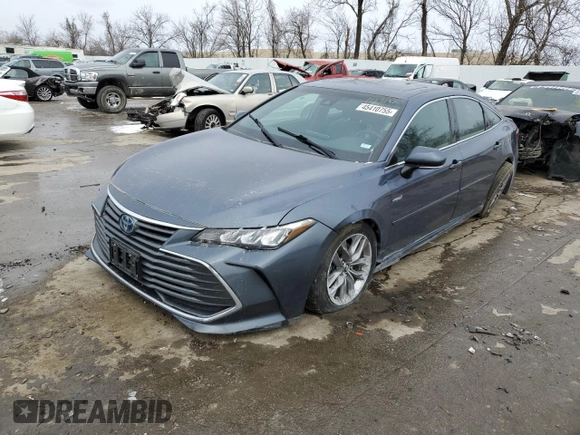 2020 Toyota Avalon Hybrid XLE z VIN 4T1A21FB8LU013231, wystawiony jako Copart lot #45410755 z przebiegiem 63 619 mil mil oraz Szkoda całkowita • Salvage title. Historia ofert i sprzedaży dostępna na DreamBid. Obrazek 1.