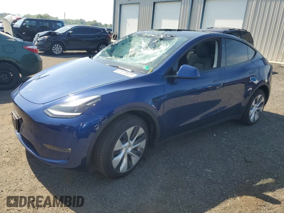 2024 Tesla Model Y Long Range with VIN 7SAYGDEE4RF032154, listed as a Copart auction lot 61973635 with 10,022 mi miles and Salvage title. Bid and sale history available at DreamBid. Image 1.