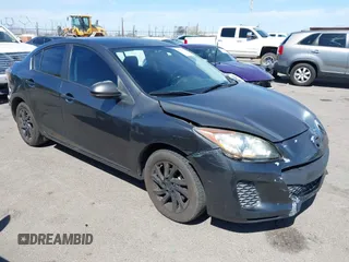 2013 Mazda 3 i Touring z VIN JM1BL1VP3D1813988, wystawiony jako IAAI lot #41742726 z przebiegiem 146 090 mil mil oraz . Historia ofert i sprzedaży dostępna na DreamBid. Obrazek 1.