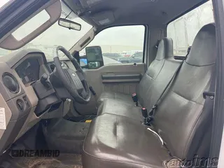 2009 Ford F-350 XL z VIN 1FTSF30589EA39908, wystawiony jako IAAI lot #42821328 z przebiegiem 205 595 mil mil oraz . Historia ofert i sprzedaży dostępna na DreamBid. Obrazek 4.