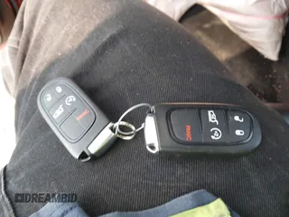2020 Jeep Cherokee Latitude Plus z VIN 1C4PJMLB6LD585258, wystawiony jako IAAI lot #42411918 z przebiegiem 42 097 mil mil oraz . Historia ofert i sprzedaży dostępna na DreamBid. Obrazek 11.