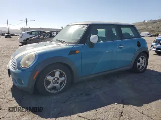 2009 MINI Hardtop z VIN WMWMF33579TW71506, wystawiony jako Copart lot #46911285 z przebiegiem 90 466 mil mil oraz Czysty tytuł • Clean title. Historia ofert i sprzedaży dostępna na DreamBid. Obrazek 1.