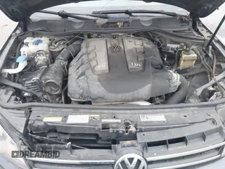 2013 Volkswagen Touareg Exec z VIN WVGEP9BP7DD010339, wystawiony jako IAAI lot #41094662 z przebiegiem 91 280 mil mil oraz . Historia ofert i sprzedaży dostępna na DreamBid. Obrazek 10.