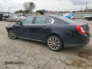 2013 Lincoln MKS z VIN 1LNHL9DKXDG612368, wystawiony jako Copart lot #48328215 z przebiegiem 108 788 mil mil oraz Szkoda całkowita • Salvage title. Historia ofert i sprzedaży dostępna na DreamBid. Obrazek 2.