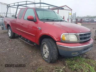 2000 Ford F-150 XL z VIN 2FTRX18L4YCA36883, wystawiony jako IAAI lot #42039682 z przebiegiem 279 390 mil mil oraz . Historia ofert i sprzedaży dostępna na DreamBid. Obrazek 1.