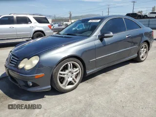 2008 Mercedes-Benz CLK 550 z VIN WDBTJ72H48F253982, wystawiony jako Copart lot #49820905 z przebiegiem 176 513 mil mil oraz Szkody całkowita. Historia ofert i sprzedaży dostępna na DreamBid. Obrazek 1.