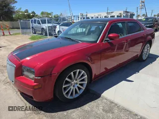 2007 Chrysler 300 C z VIN 2C3KA63H17H898516, wystawiony jako Copart lot #57472655 z przebiegiem 142 025 mil mil oraz Czysty tytuł • Clean title. Historia ofert i sprzedaży dostępna na DreamBid. Obrazek 2.