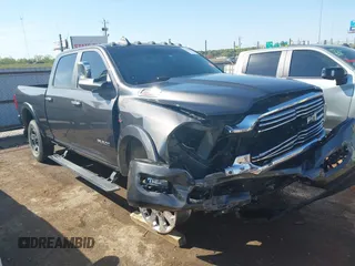 2020 Ram 2500 Laramie z VIN 3C6UR5FL0LG230960, wystawiony jako IAAI lot #42029886 z przebiegiem 61 544 mil mil oraz . Historia ofert i sprzedaży dostępna na DreamBid. Obrazek 1.
