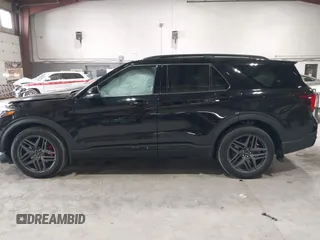 2025 Ford Explorer ST z VIN 1FMWK8GC6SGA08676, wystawiony jako IAAI lot #42043230 z przebiegiem 4 934 mil mil oraz . Historia ofert i sprzedaży dostępna na DreamBid. Obrazek 15.