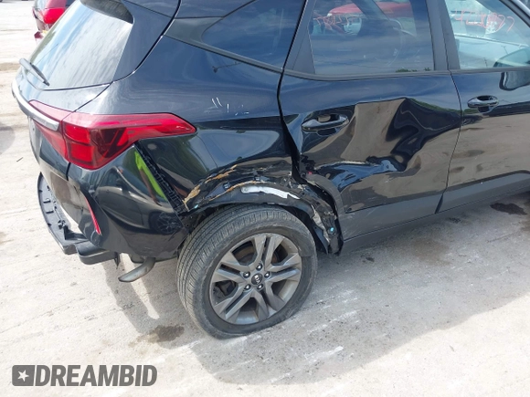 2021 Kia Seltos LX z VIN KNDEPCAA3M7071555, wystawiony jako IAAI lot #42210777 z przebiegiem 51 888 mil mil oraz . Historia ofert i sprzedaży dostępna na DreamBid. Obrazek 6.