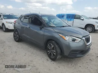 2019 Nissan Kicks S z VIN 3N1CP5CU3KL547941, wystawiony jako Copart lot #55298245 z przebiegiem 136 714 mil mil oraz Szkoda całkowita • Salvage title. Historia ofert i sprzedaży dostępna na DreamBid. Obrazek 4.
