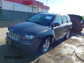 2015 Jeep Compass Latitude z VIN 1C4NJDEBXFD217691, wystawiony jako IAAI lot #41650350 z przebiegiem 68 366 mil mil oraz . Historia ofert i sprzedaży dostępna na DreamBid. Obrazek 2.