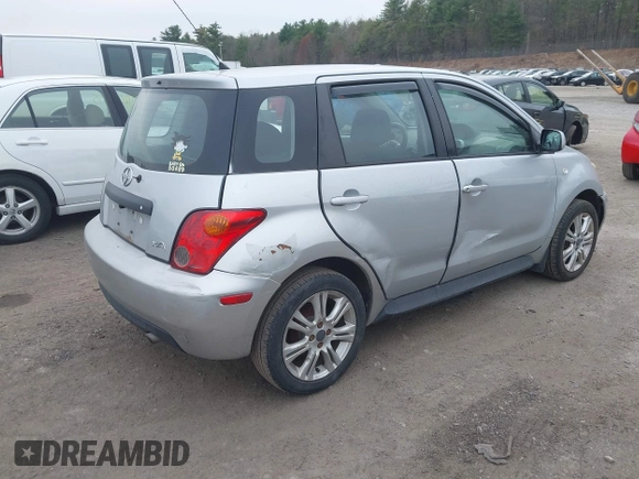 2005 Scion xA z VIN JTKKT604350106657, wystawiony jako IAAI lot #42100228 z przebiegiem 120 800 mil mil oraz . Historia ofert i sprzedaży dostępna na DreamBid. Obrazek 4.