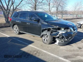 2020 Nissan Pathfinder S z VIN 5N1DR2AMXLC617408, wystawiony jako IAAI lot #41485894 z przebiegiem 105 695 mil mil oraz . Historia ofert i sprzedaży dostępna na DreamBid. Obrazek 1.