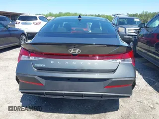 2025 Hyundai Elantra SEL Sport z VIN KMHLM4DG9SU909488, wystawiony jako IAAI lot #41990547 z przebiegiem 2 825 mil mil oraz . Historia ofert i sprzedaży dostępna na DreamBid. Obrazek 16.