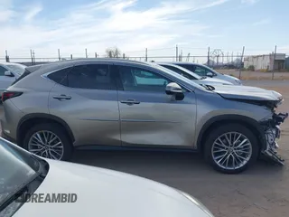 2024 Lexus NX 350 Luxury z VIN 2T2HGCEZ3RC032785, wystawiony jako IAAI lot #42230799 z przebiegiem 5992 mil mil oraz . Historia ofert i sprzedaży dostępna na DreamBid. Obrazek 14.