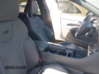 2025 Hyundai Sonata N Line z VIN KMHL54JC0SA430778, wystawiony jako IAAI lot #42082731 z przebiegiem 6 769 mil mil oraz . Historia ofert i sprzedaży dostępna na DreamBid. Obrazek 5.