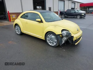 2012 Volkswagen Beetle 2.5L w/Sound/Nav PZEV with VIN 3VWJP7AT4CM613867, listed as a IAAI auction lot 41602806 with 167,004 mi miles. Bid and sale history available at carsss.com. Image 1.