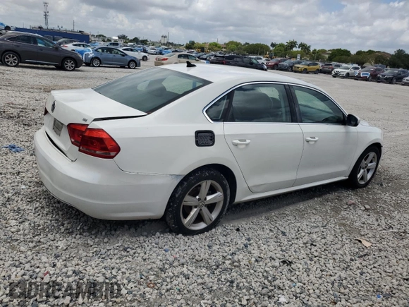 2013 Volkswagen Passat SE z VIN 1VWBP7A34DC033008, wystawiony jako Copart lot #56036275 z przebiegiem 248 316 mil mil oraz Czysty tytuł • Clean title. Historia ofert i sprzedaży dostępna na DreamBid. Obrazek 3.