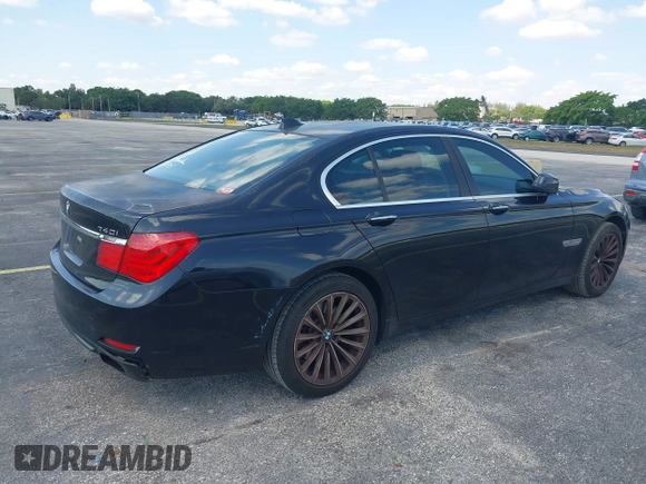 2012 BMW 7 Series 740i z VIN WBAKA4C50CDS99293, wystawiony jako IAAI lot #42208510 z przebiegiem 127 631 mil mil oraz . Historia ofert i sprzedaży dostępna na DreamBid. Obrazek 4.