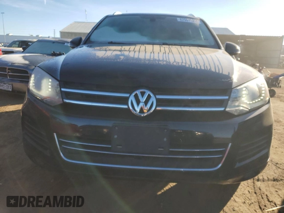 2014 Volkswagen Touareg Lux z VIN WVGEF9BP5ED003068, wystawiony jako Copart lot #82907984 z przebiegiem 127 347 mil mil oraz Czysty tytuł • Clean title. Historia ofert i sprzedaży dostępna na DreamBid. Obrazek 5.