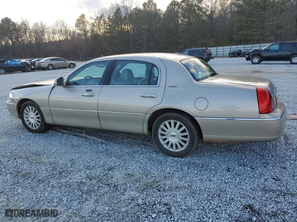2004 Lincoln Town Car Signature with VIN 1LNHM81W84Y652800, listed as a Copart auction lot 42411335 with 110,758 mi miles and Salvage Title. Bid and sale history available at carsss.com. Image 2.
