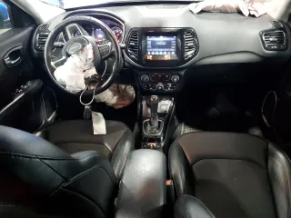 2019 Jeep Compass Latitude z VIN 3C4NJDBB5KT682761, wystawiony jako Copart lot #54746755 z przebiegiem 95 271 mil mil oraz Szkoda całkowita • Salvage title. Historia ofert i sprzedaży dostępna na DreamBid. Obrazek 8.