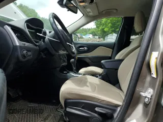 2016 Jeep Cherokee Latitude z VIN 1C4PJMCS1GW255747, wystawiony jako Copart lot #61195425 z przebiegiem 63 484 mil mil oraz Szkoda całkowita • Salvage title. Historia ofert i sprzedaży dostępna na DreamBid. Obrazek 7.