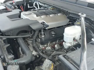 2018 Cadillac Escalade z VIN 1GYS3AKJ1JR157121, wystawiony jako IAAI lot #42236004 z przebiegiem 78 051 mil mil oraz . Historia ofert i sprzedaży dostępna na DreamBid. Obrazek 19.