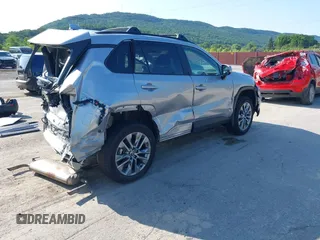 2024 Toyota RAV4 XLE Premium z VIN 2T3A1RFV2RC461798, wystawiony jako IAAI lot #42556671 z przebiegiem 14 319 mil mil oraz . Historia ofert i sprzedaży dostępna na DreamBid. Obrazek 4.